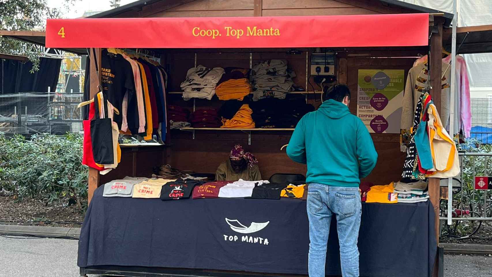 Caseta de la cooperativa del 'top manta' en la Feria de Navidad de Plaza Cataluña / VALENTS