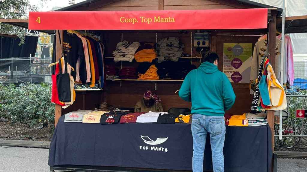 Caseta de la cooperativa del 'top manta' en la Feria de Navidad de Plaza Cataluña / VALENTS