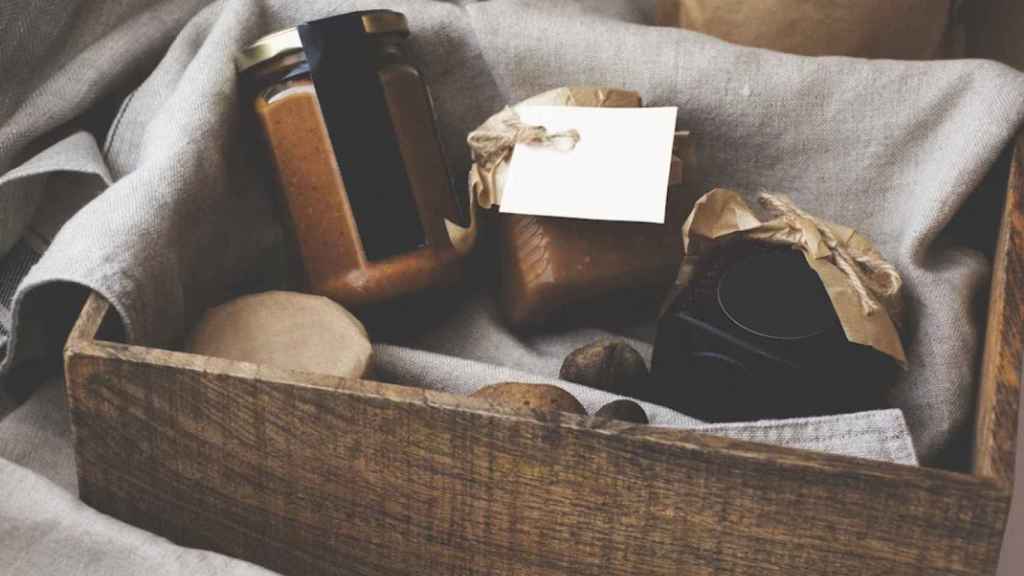 Caja de madera con regalos