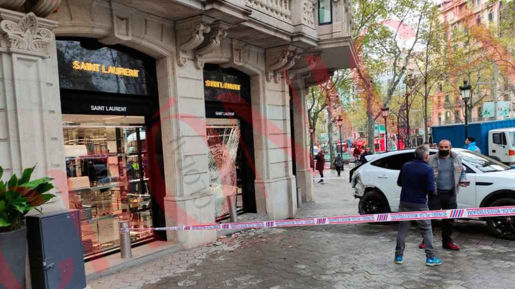 Imagen del alunizaje en Yves Saint Laurent de Paseo de Gracia de Barcelona / CG