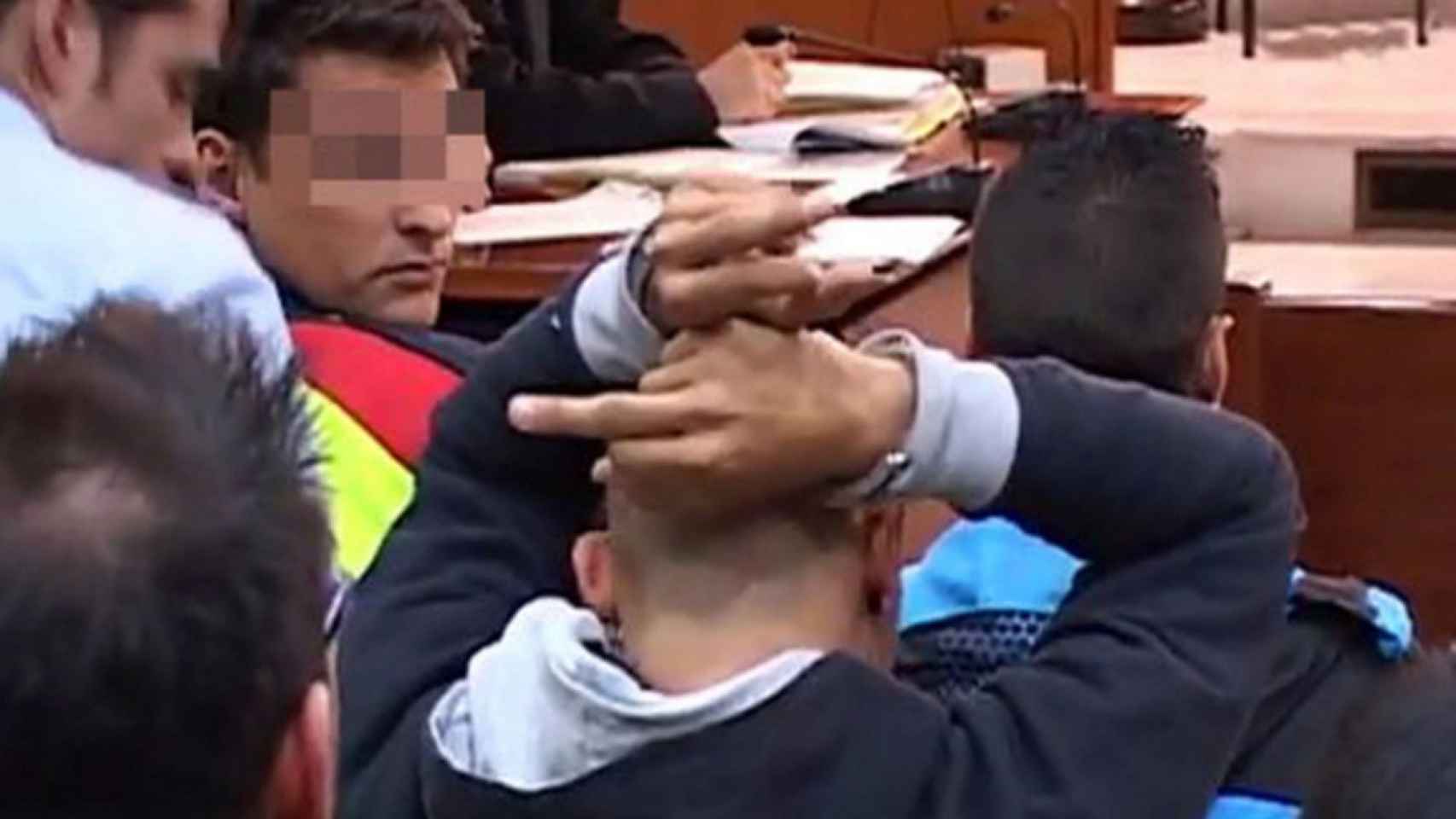 Un miembro de los Casuals hace gestos a la prensa durante un juicio de 2013
