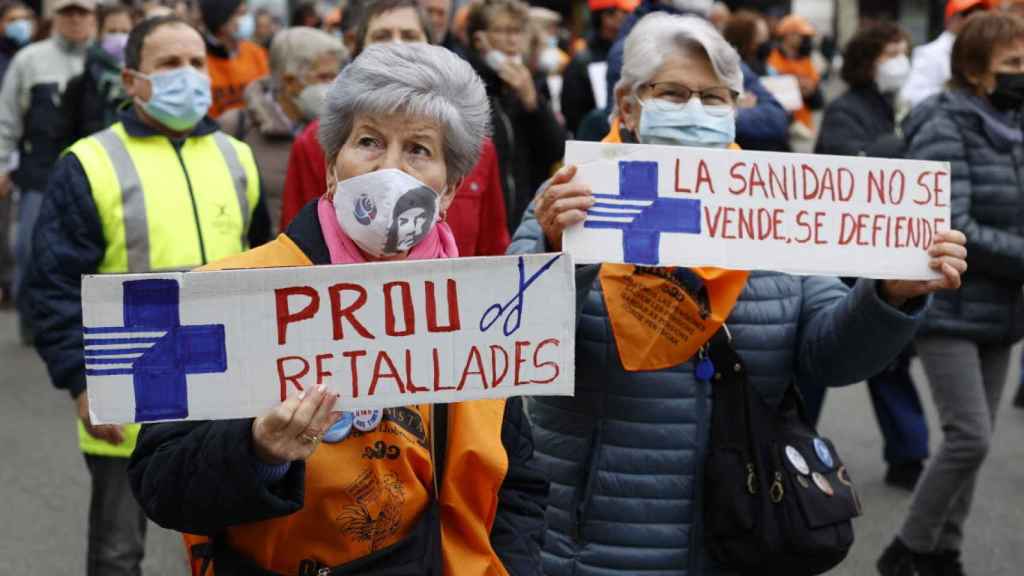 Manifestación convocada por la Marea Blanca, con el apoyo de sindicatos y asociaciones de usuarios, en defensa de una mejora de la sanidad pública / TONI ALBIR - EFE