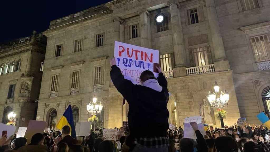 Uno de los participantes en la manifestación en contra de la situación de Ucrania en Barcelona / EUROPA PRESS