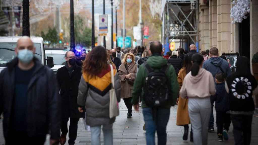 Ciudadanos ataviados con mascarilla en Barcelona / EP