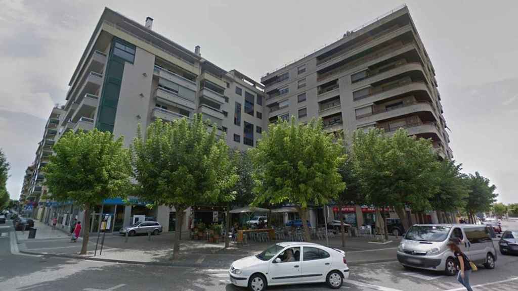 La plaza Pau Casals de Balaguer (Lleida), donde se ubica el piso de la pareja de abuelos que han sido hallados muertos / GOOGLE MAPS