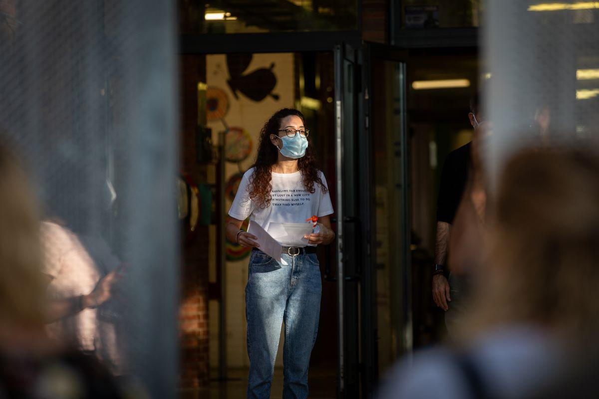 Una profesora a la puerta de un colegio con mascarilla para protegerse del Covid / EP