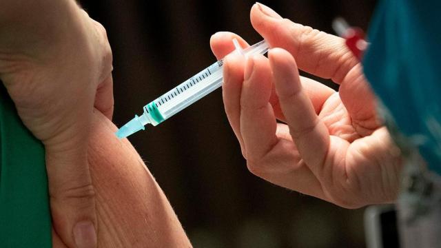 Personal sanitario administrando una dosis de la vacuna contra el Covid-19 / EUROPA PRESS