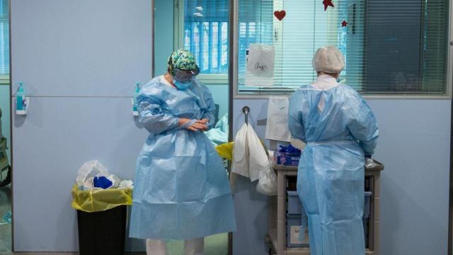 Sanitarios en la uci para enfermos de coronavirus del Hospital Josep Trueta de Girona / EP