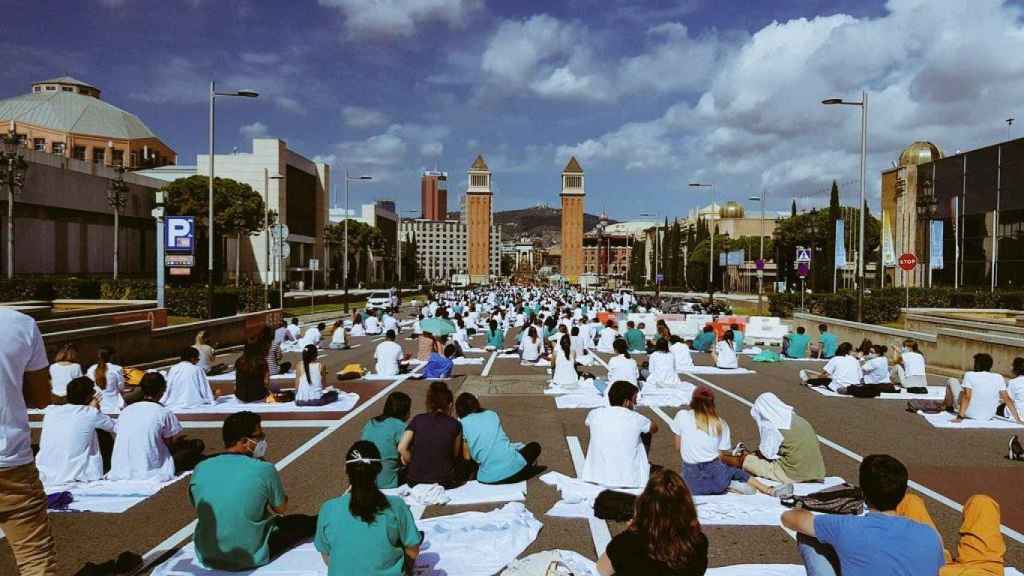 Protesta de los médicos internos residentes (MIR) en la avenida María Cristina de Barcelona / @HUBresidents (TWITTER)