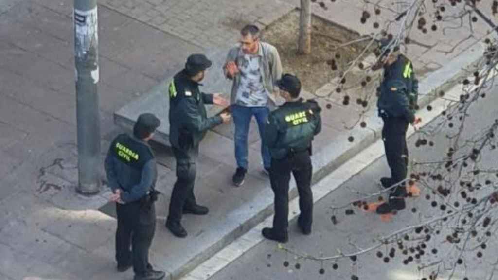 Agentes de la Guardia Civil con el dirigente del PDeCAT en Manresa / TWITTER