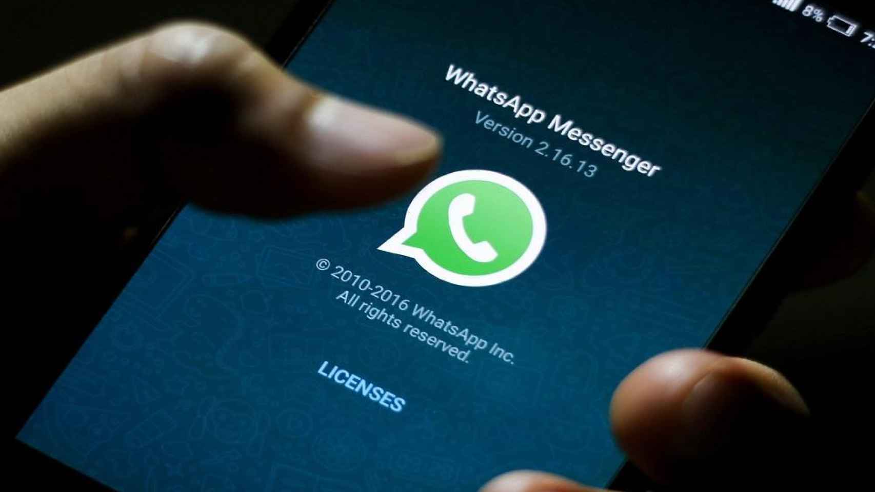 Pantalla de móvil con WhatsApp / EFE