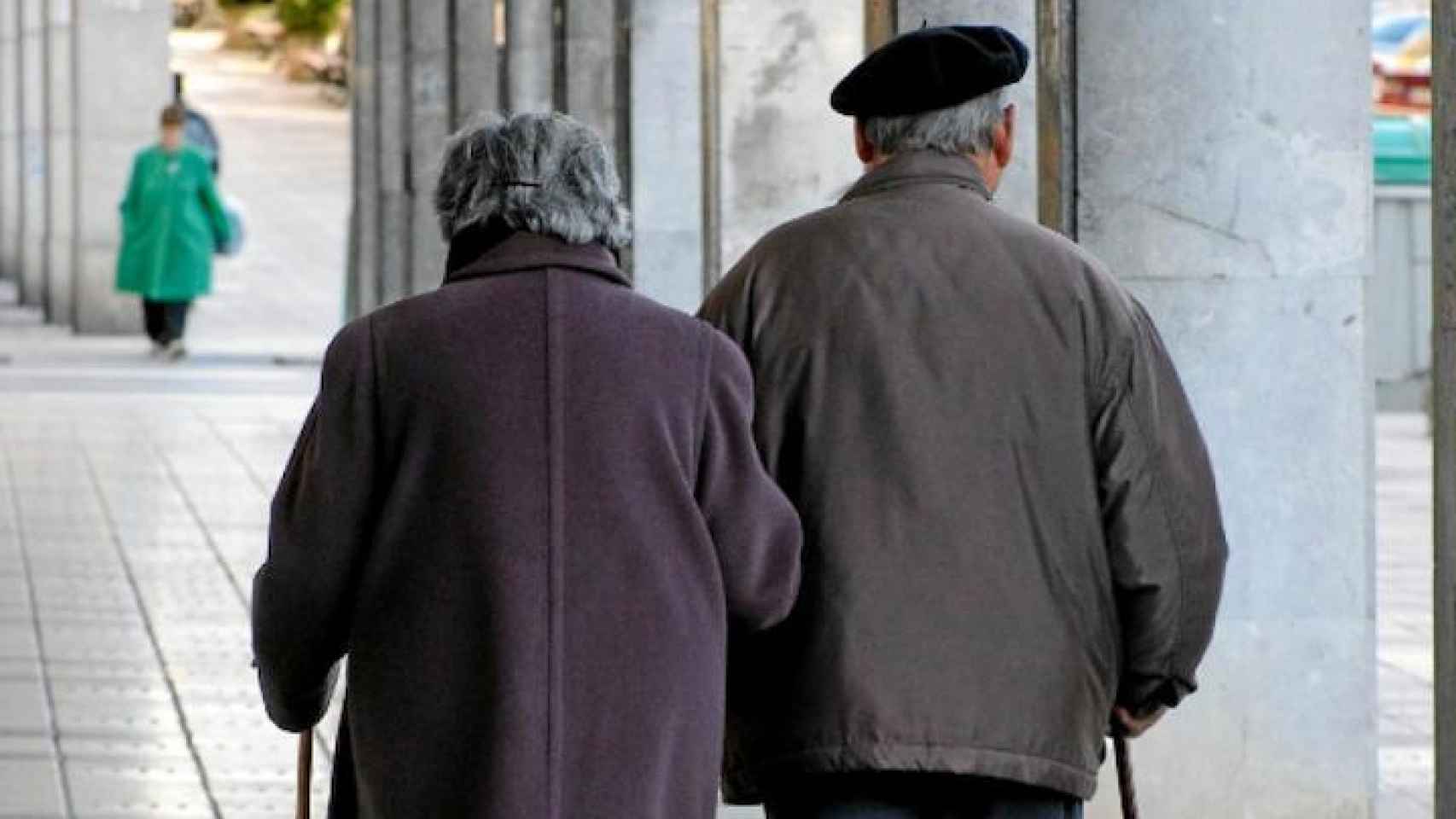 Una pareja de ancianos en una imagen de archivo / EFE