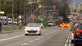 Los contenedores ardiendo en la avenida Diagonal de Barcelona / CG