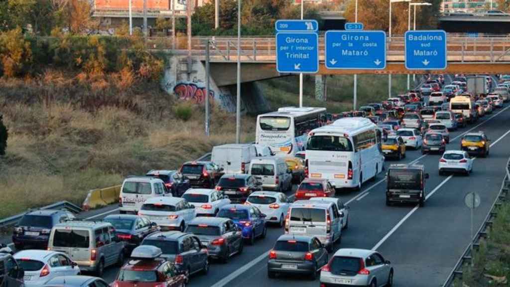 Una foto de archivo del tráfico en una carretera de acceso a Barcelona / Las carreteras, bloqueadas a causa de las manifestaciones