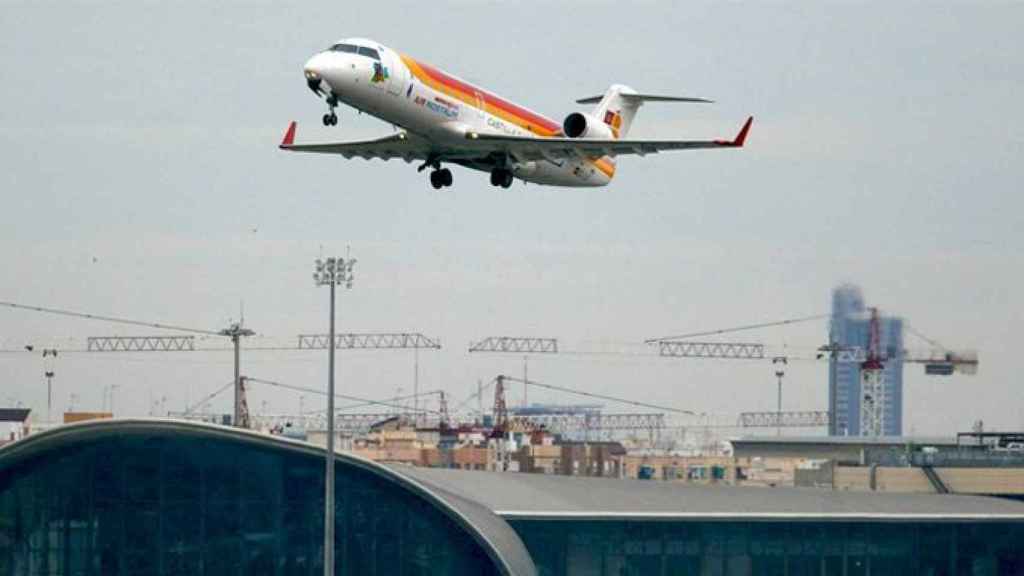 Imagen de archivo de un vuelo en el aeropuerto valenciano de Manises / EFE