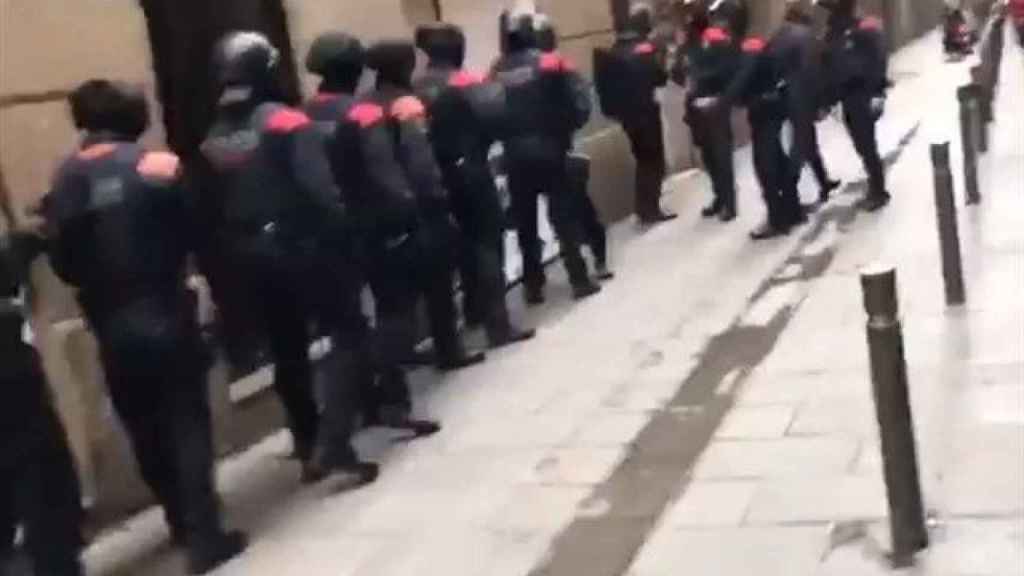 Mossos d'Esquadra el fila para entrar a un narcopiso en el Raval / MOSSOS