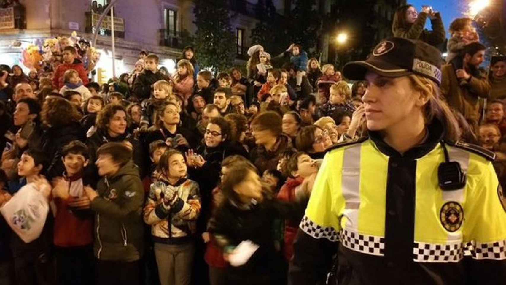 Una agente de la Guardia Urbana delante de una multitud de niños / TWITTER