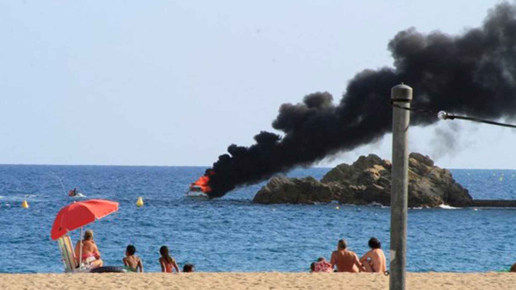 El yate incendiado de Blanes que al final acabo hundiéndose / CG