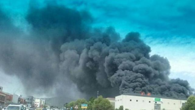 Imagen del incendio en la fábrica de Castellar del Vallés / CG