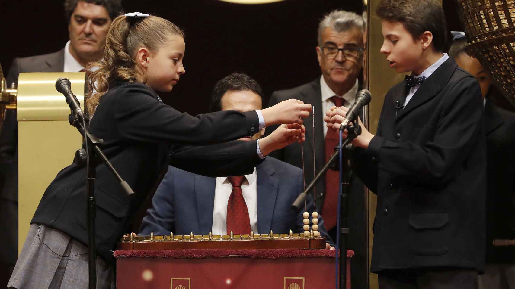 Dos niños cantan los premios de la Lotería de Navidad este jueves / EFE