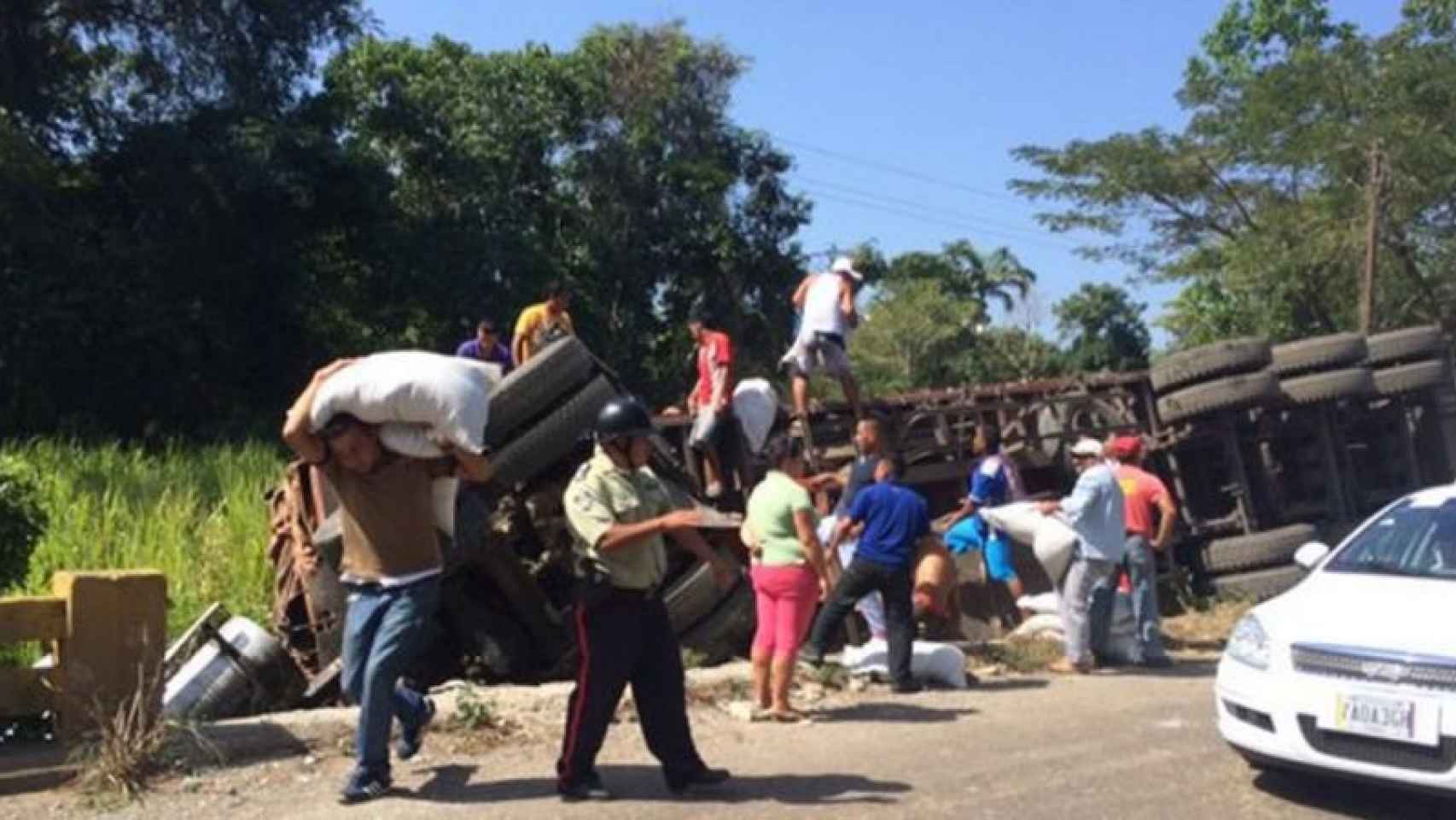 Asaltan y despeñan un camión en Venezuela para saquear los pollos que trasportaba.