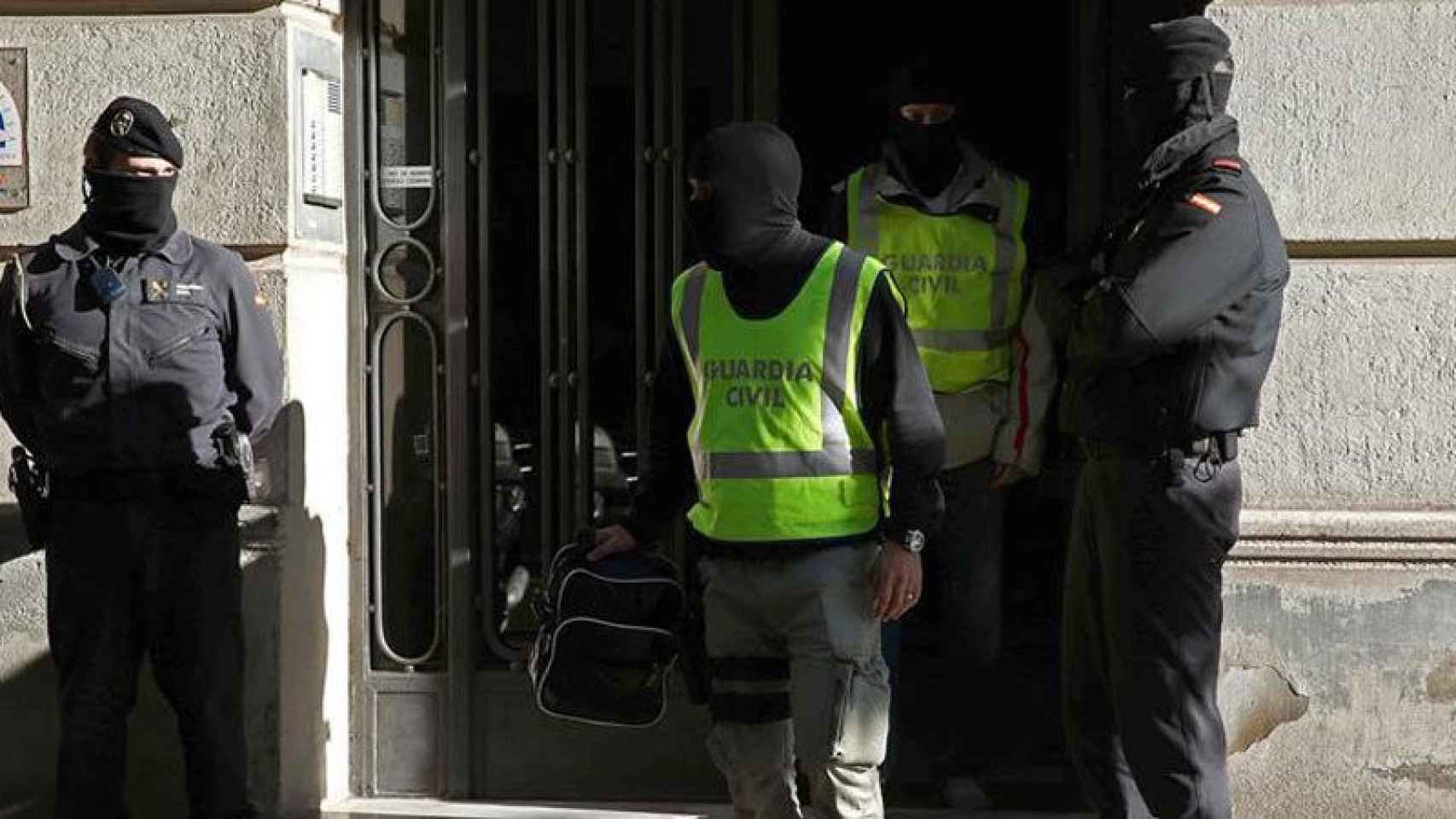 Agentes de la Guardia Civil durante el registro en el domicilio de la calle Marina de Barcelona