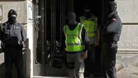 Agentes de la Guardia Civil durante el registro en el domicilio de la calle Marina de Barcelona