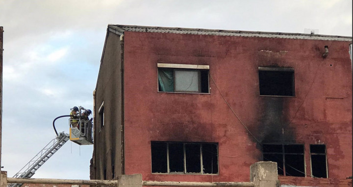 Los trabajos para verificar el estado del edificio no se han podido iniciar hasta que ha salido el sol este jueves / EP