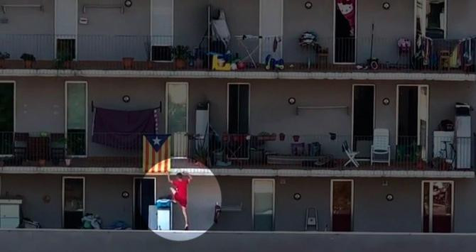 Unos 'okupas' escalan por una fachada para meterse ilegalmente en una vivienda en Sant Adriá, en Barcelona