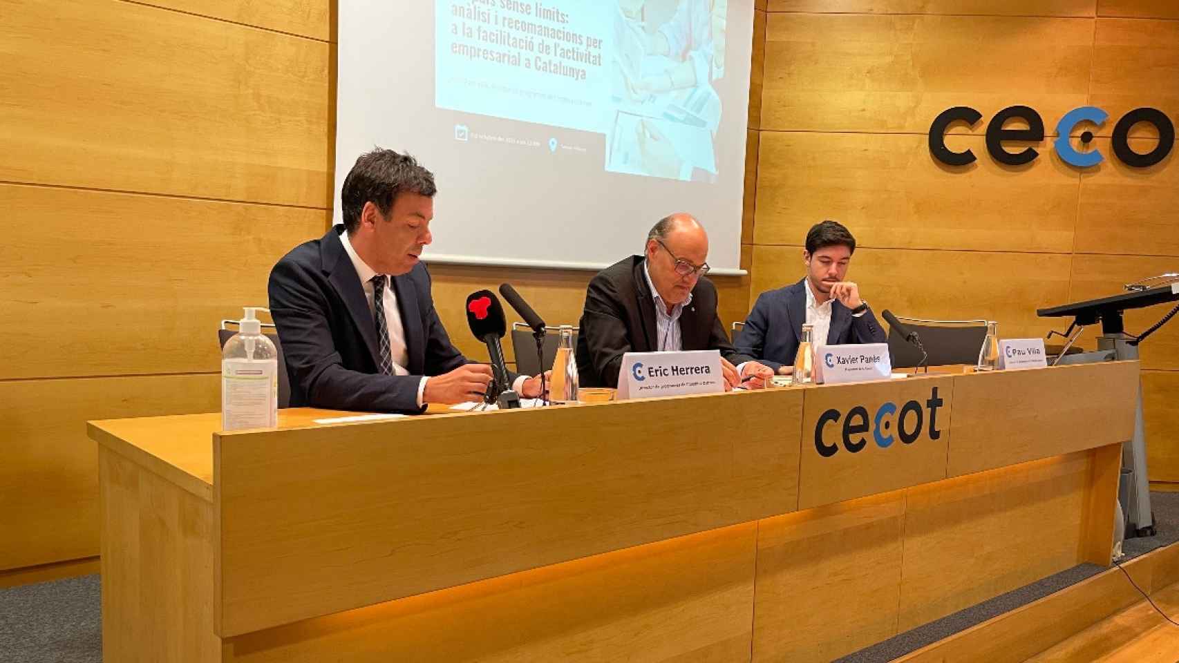 De izquierda a derecha: Eric Herrera, presidente de Institut Ostrom; Xavier Panés, presidente de Cecot, y Pau Vila, director de programas de Institut Ostrom / CEDIDA