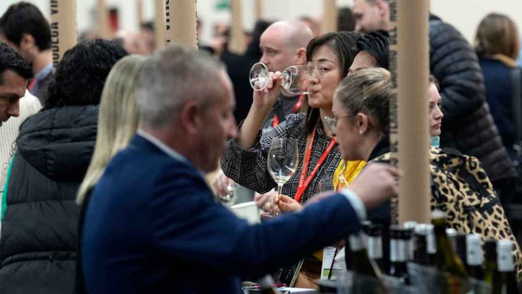 Un grupo de visitantes catan vino en el Barcelona Wine Week de 2022 / EFE