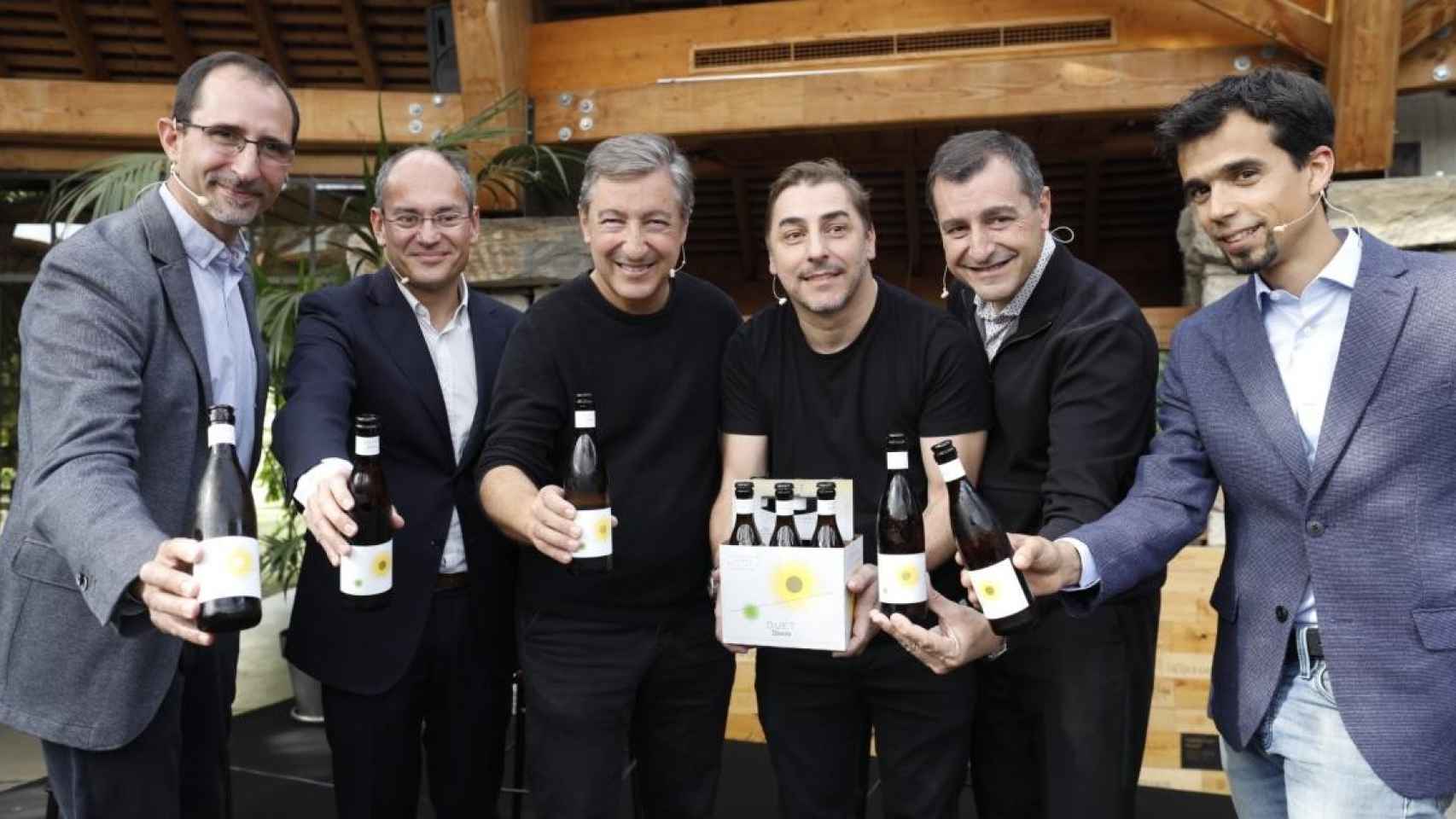 El equipo de Damm con los hermanos Roca durante la presentación de Duet Damm / CEDIDA