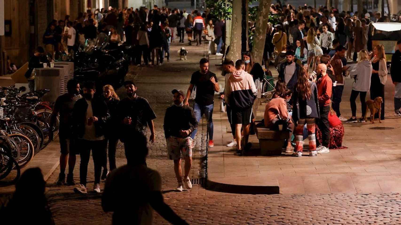 El paseo de Born fue uno de las zonas donde se concentró el caos nocturno tras el final del estado de alarma / EFE