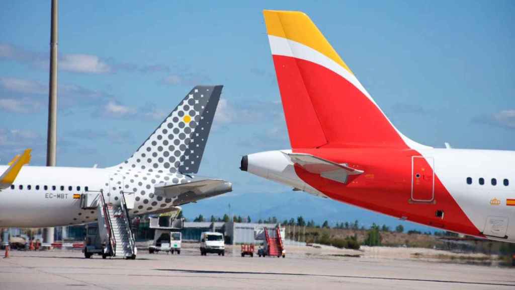 Imagen de dos aeronaves de Vueling e Iberia en pista. Puente Aéreo / EP