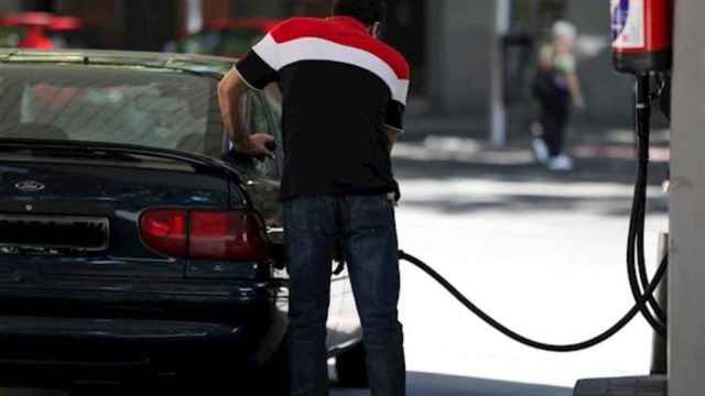 Un cliente reposta en una de las 11.000 gasolineras de España / EUROPA PRESS
