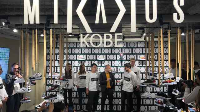 Andrés Iniesta durante la inauguración de la tienda Mikakus en Kobe / MIKAKUS