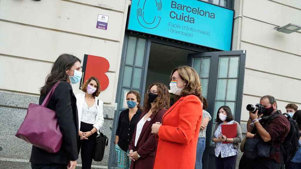 Ada Colau (d), alcaldesa de Barcelona, con Irene Montero (i), ministra de Igualdad, en Barcelona Cura / AJBCN