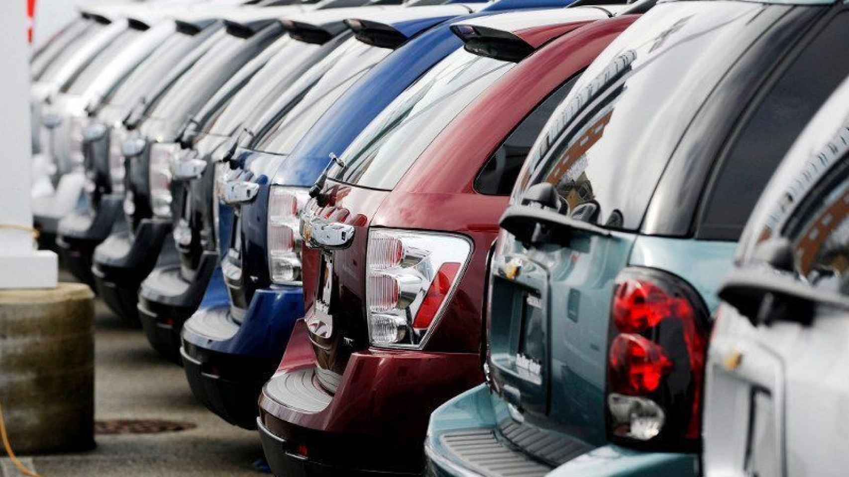 Varios coches nuevos esperan a ser adquiridos y matriculados con préstamos, en una imagen de archivo / EFE