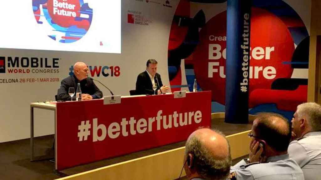 John Hoffman (i), consejero delegado y director de GSMA, la patronal que organiza el Mobile World Congress, junto a su responsable de marketing, Michael O'Hara (i), en la presentación de la 13 edición del evento en Barcelona / CG