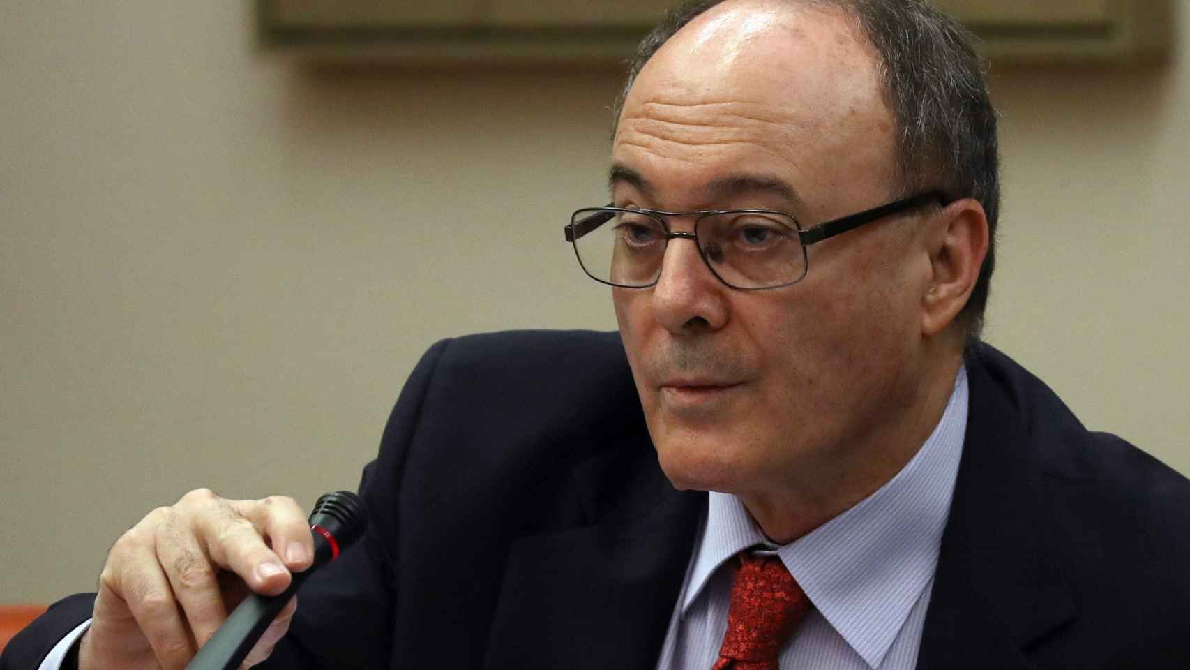 El gobernador del Banco de España, Luis María Linde, en una comparecencia en el Congreso / EFE