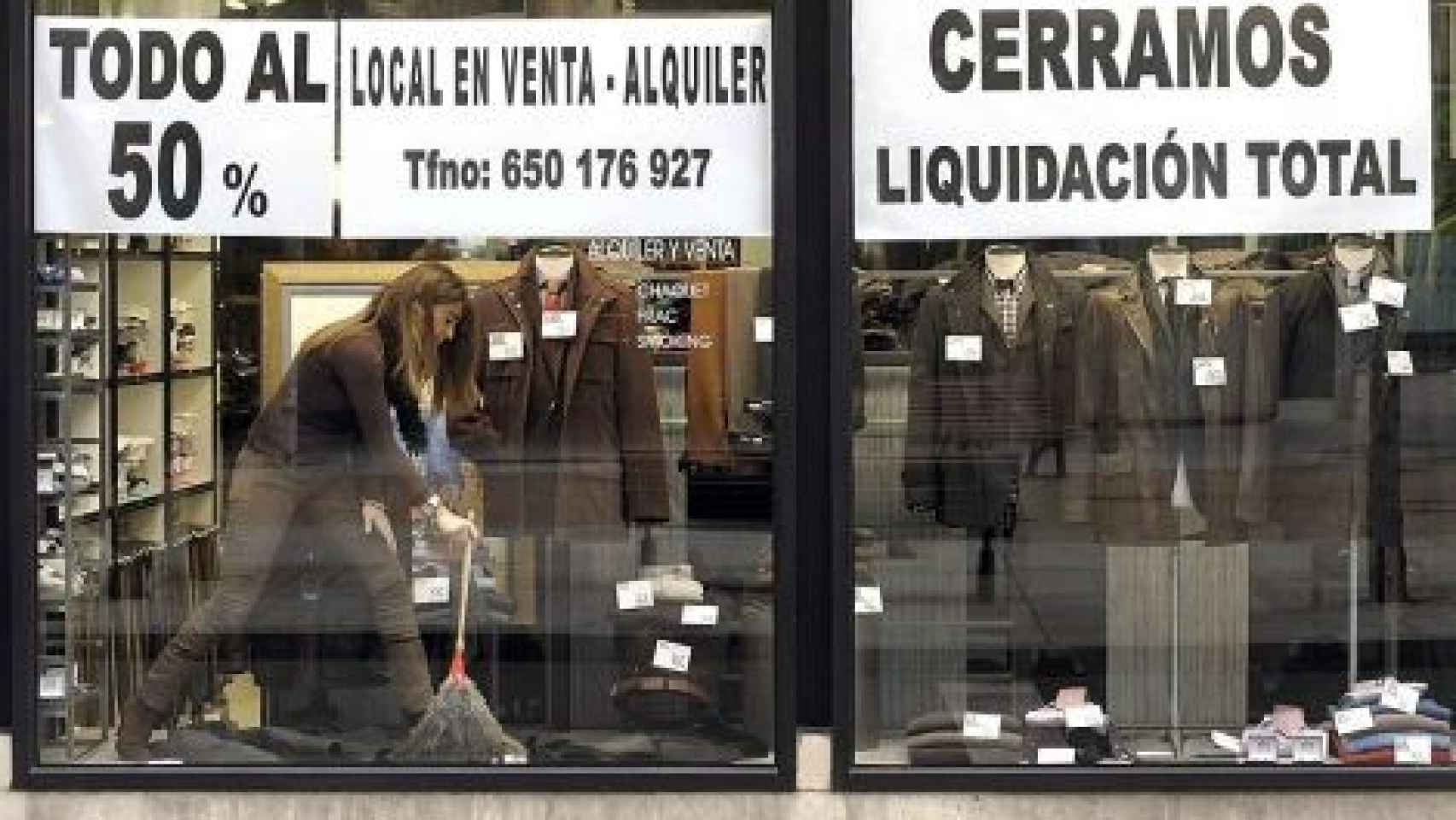 Un comercio con el cartel de liquidación por cierre / EFE