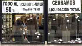 Un comercio con el cartel de liquidación por cierre / EFE