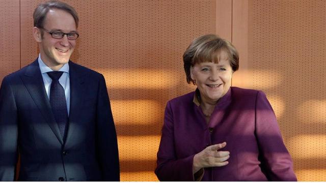 Jens Weidmann, presidente del Bundesbank, junto a la canciller Angela Merkel.