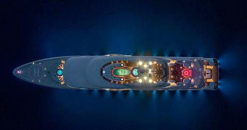 El yate 'Valerie', iluminado de noche / Cedida