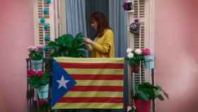 La bandera estelada colgada en el balcón de una vecina con la que Netflix promociona 'Black Mirror' / NETFLIX