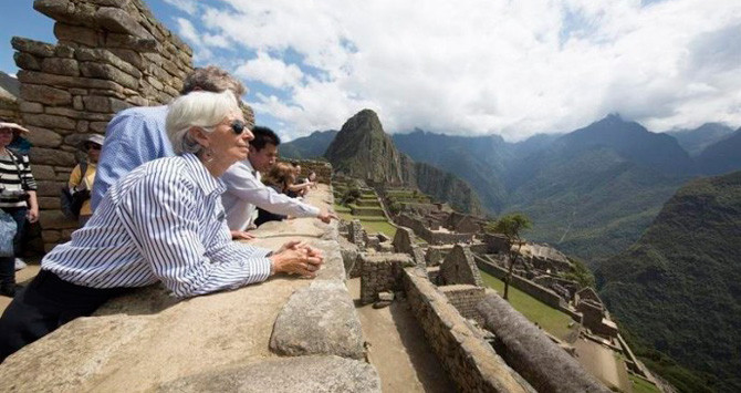 Turistas en el poblado del monte Macchu Pichu / CG