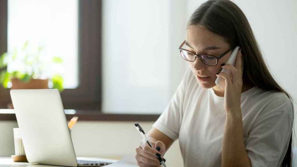 Una mujer que trabaja desde casa habla por el móvil / FREEPIK