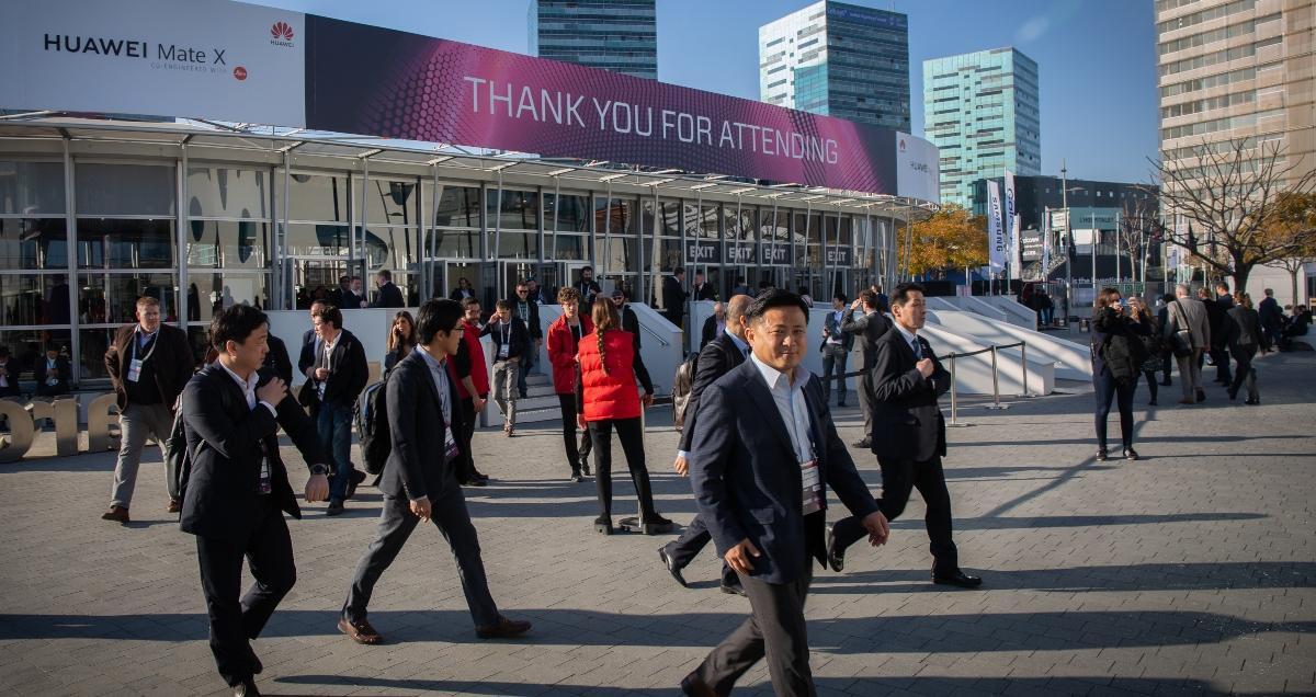 Vistantes del Mobile World Congress Barcelona 2019 en la entrada de Fira Barcelona  / EUROPA PRESS