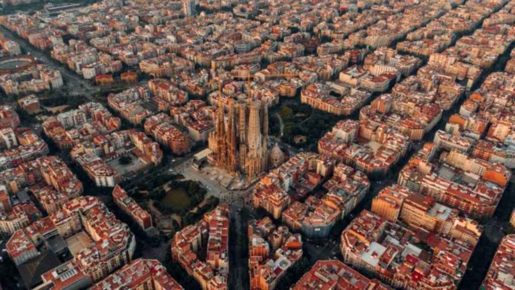 Imagen aérea de Barcelona, una de las ciudades mejor valoradas para teletrabajar / Logan Armstrong en UNSPLASH