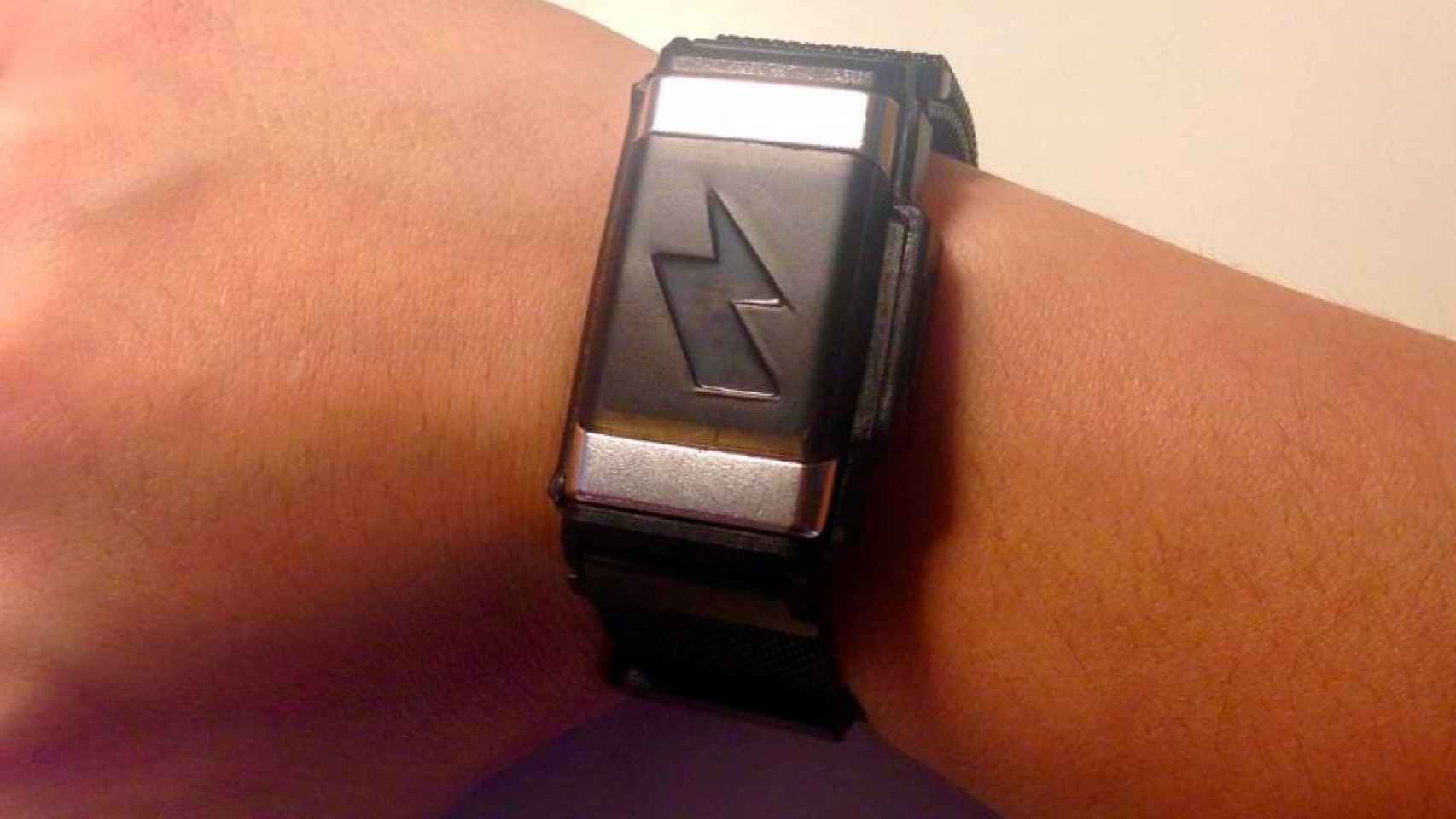 Pavlok 2, la pulsera eléctrica para dejar de fumar y comer menos